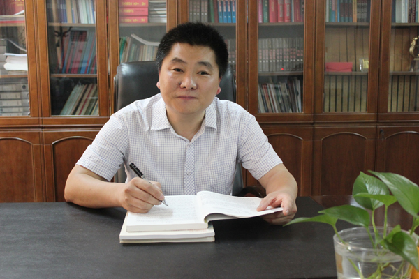 20160620张合兵办公照.jpg