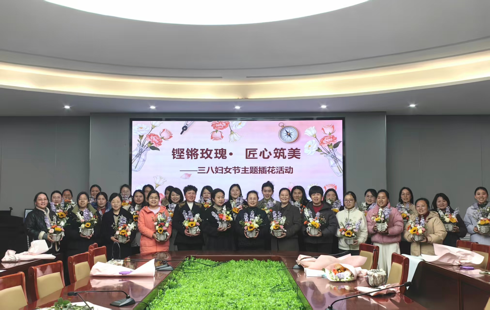 铿锵玫瑰·匠心筑美——测绘学院举...