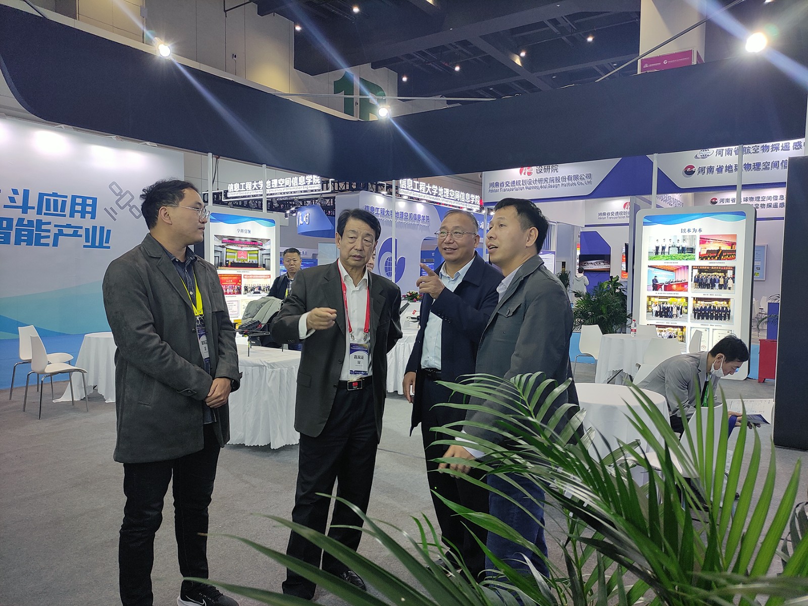 2.中国卫星导航定位协会会长于贤成莅临我校展位.jpg 2.中国卫星导航定位协会会长于贤成莅临我校展位.jpg