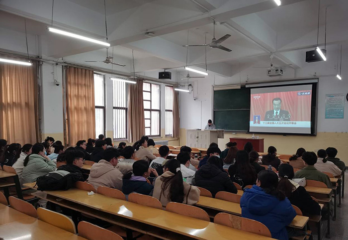 测绘学院组织师生观看2022年全国两会4.jpg